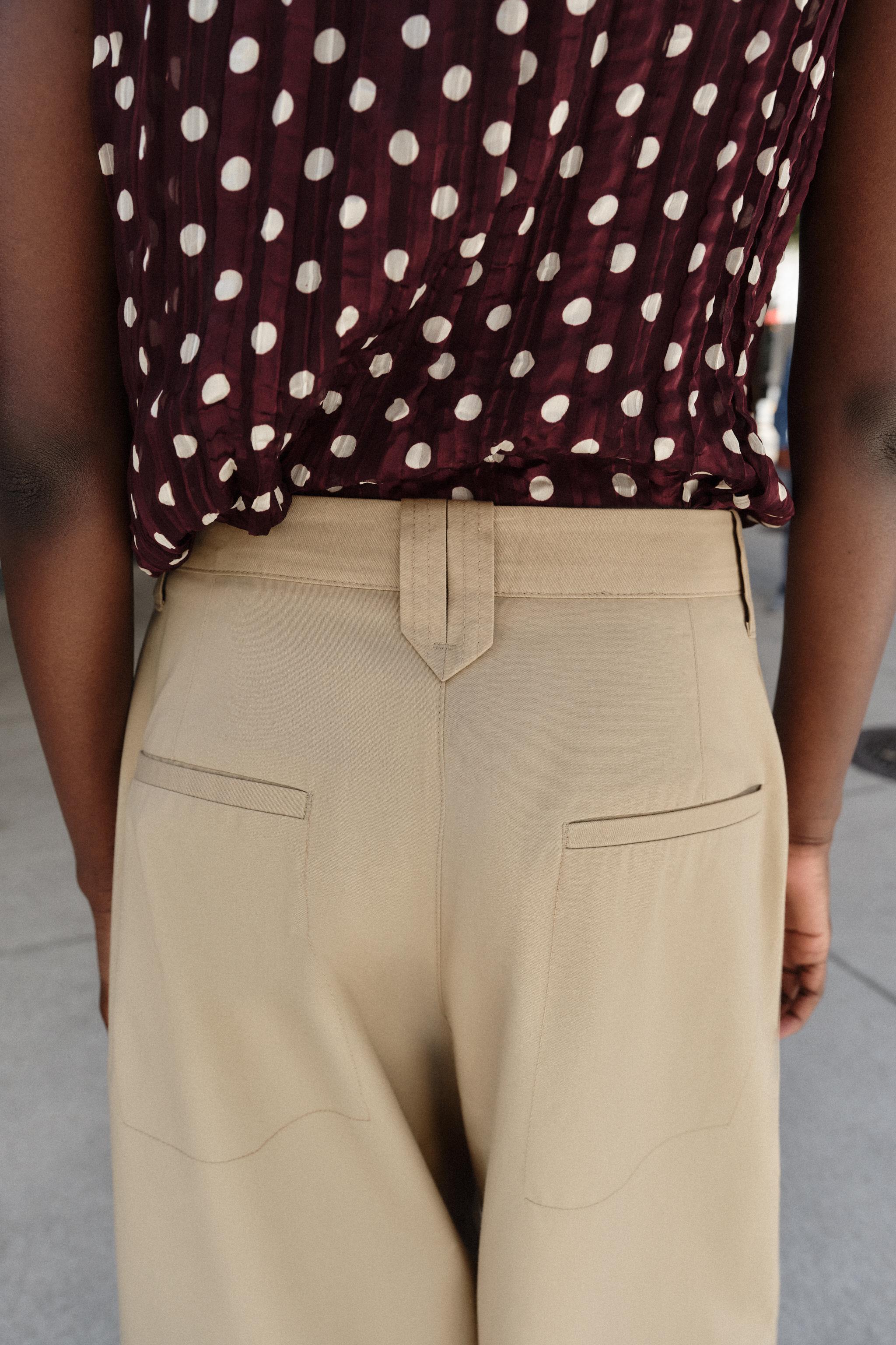PANTALON À PINCES ET BAS REVERS