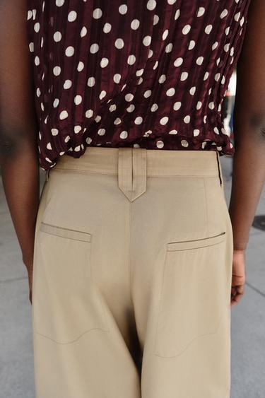 PANTALON À PINCES ET BAS À REVERS - Camel clair de Zara - Image 6