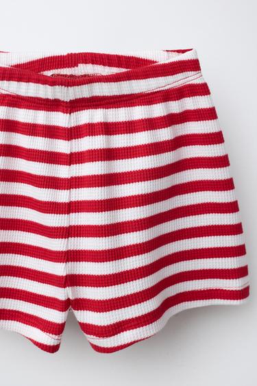 ENSEMBLE GAUFRÉ T-SHIRT ET BERMUDA À RAYURES - Rouge de Zara - Image 4