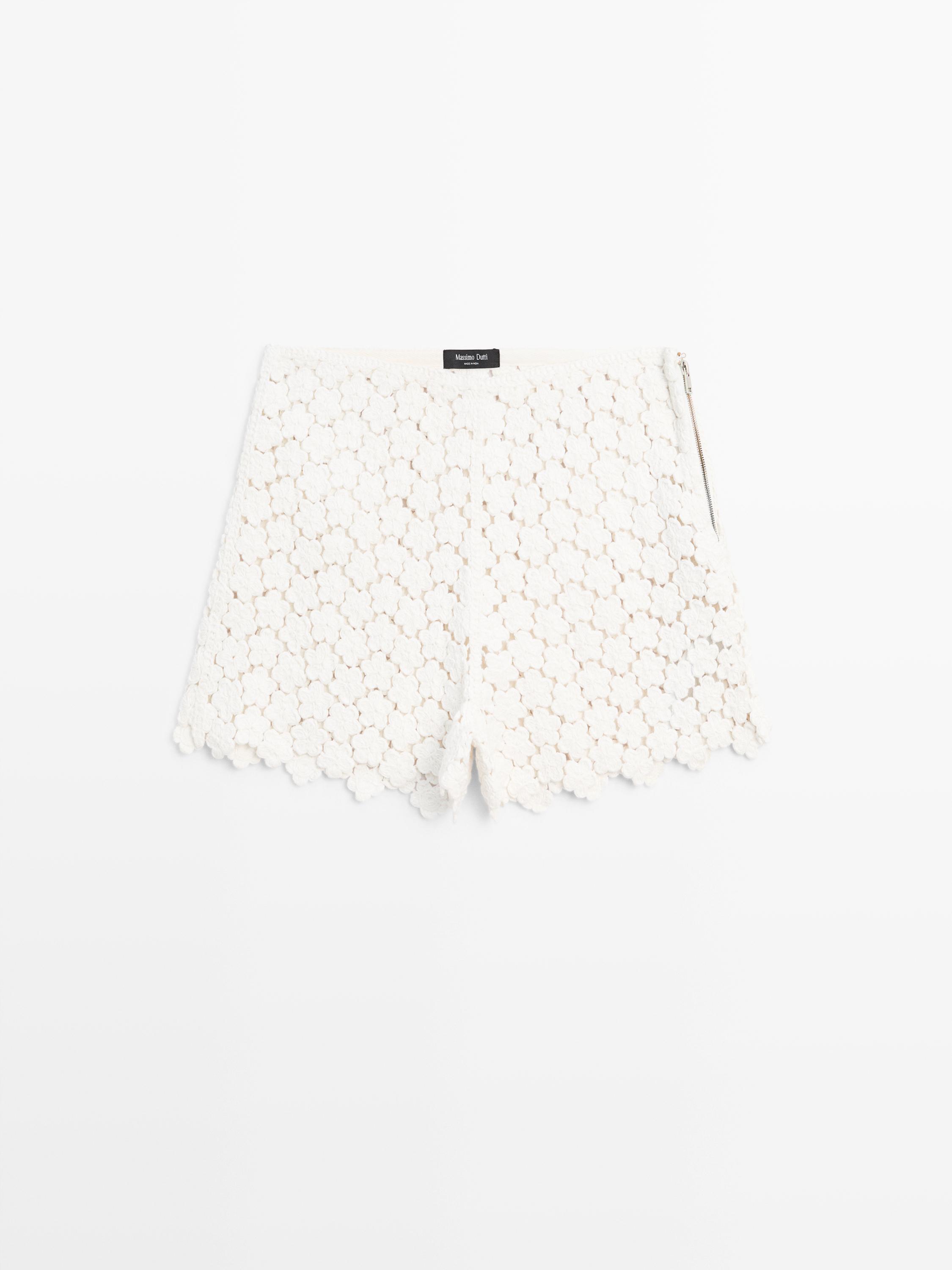 Crochet shorts with floral details