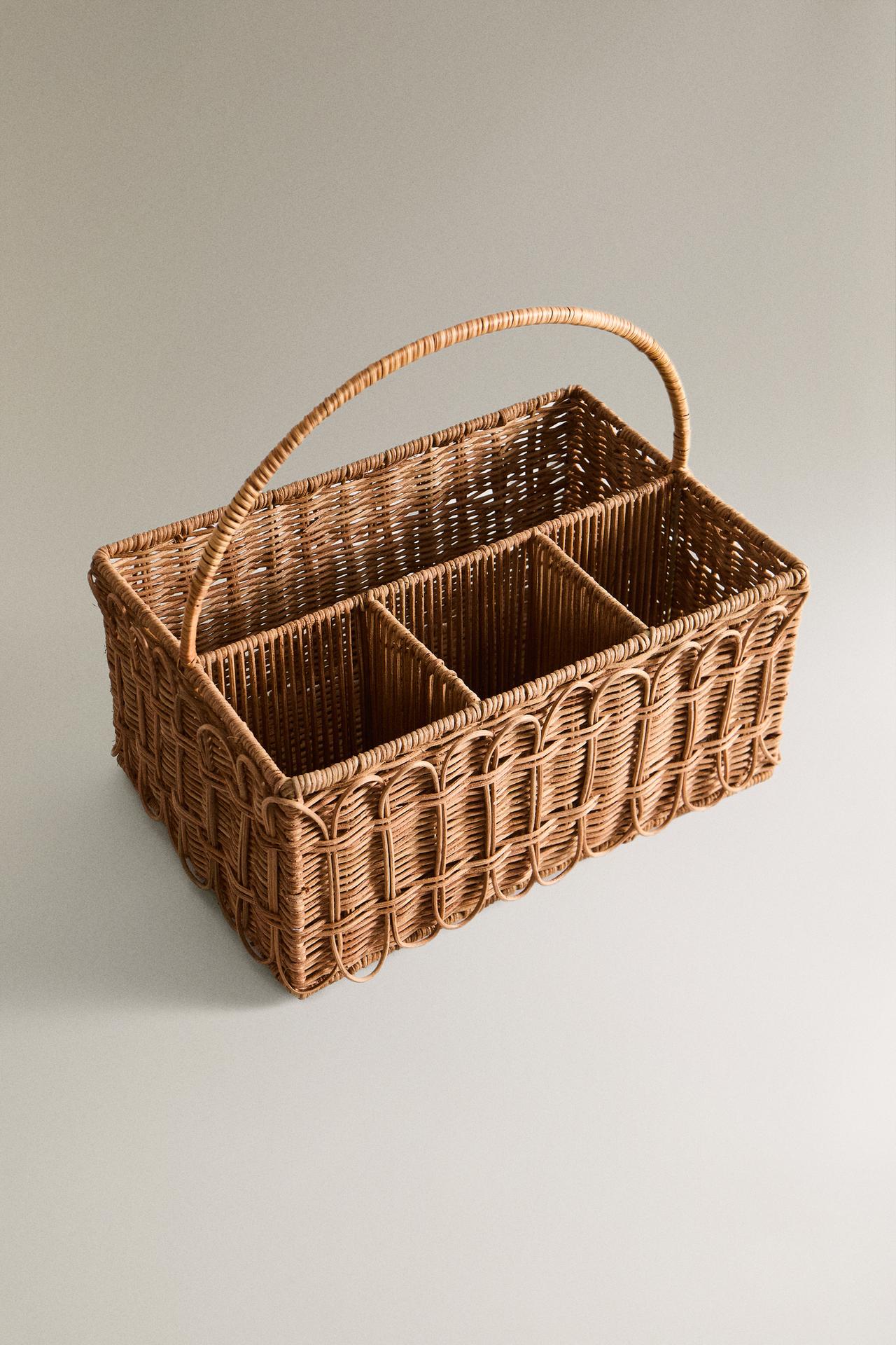 PICNIC HAMPER WITH A RATTAN HANDLE