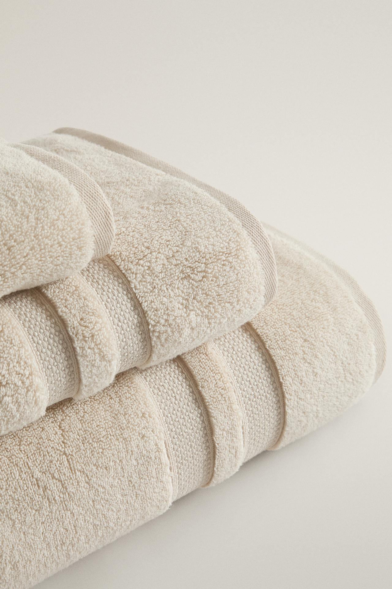 EXTRA SOFT DOUBLE-BORDER BATH TOWEL — Light sand