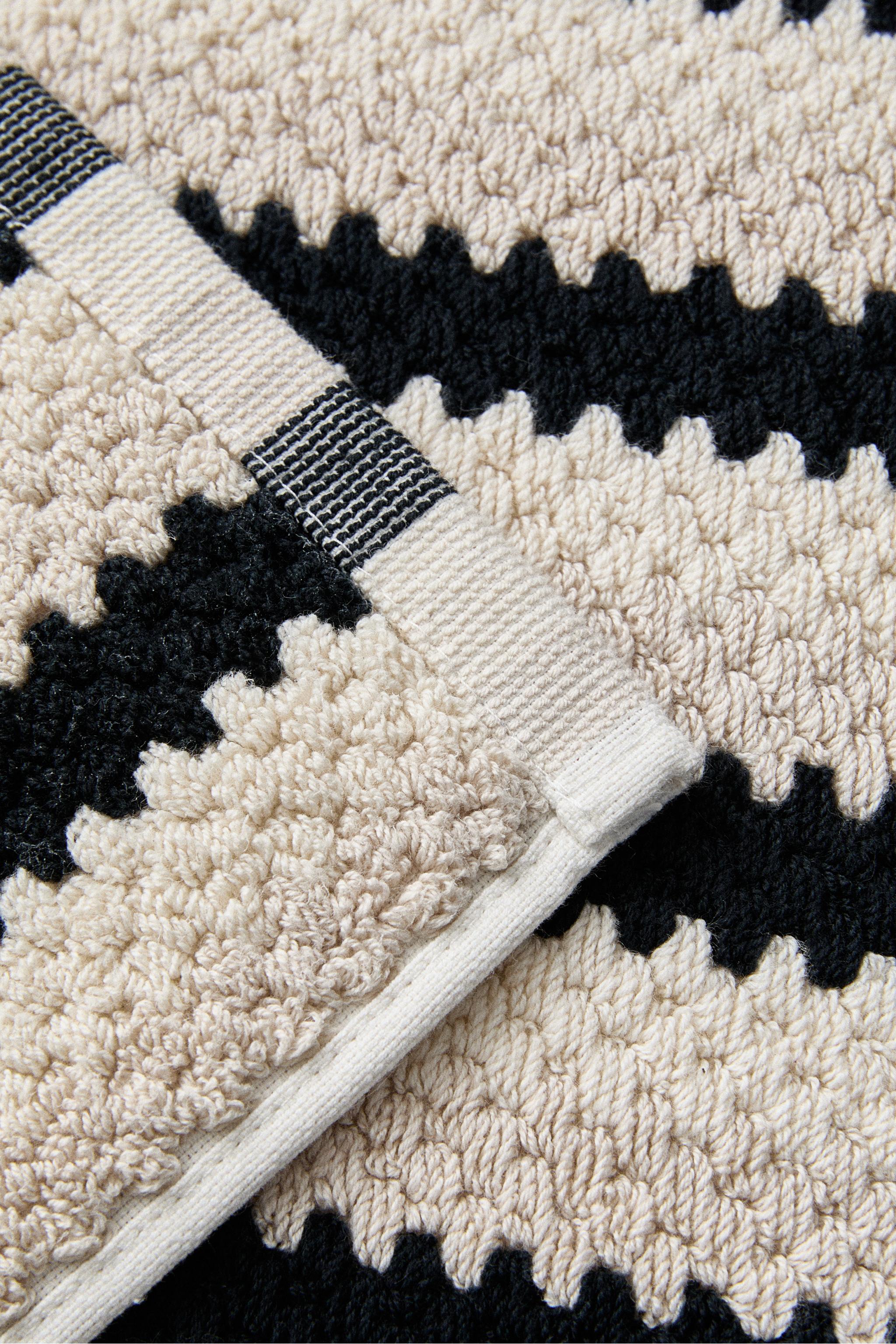 GEOMETRIC JACQUARD BATH MAT