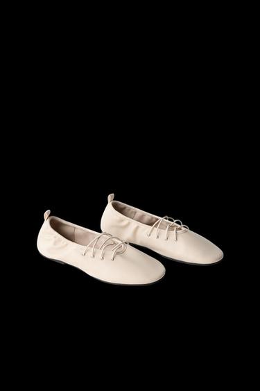 BAILARINA ACORDONADA - Blanco Crudo de Zara