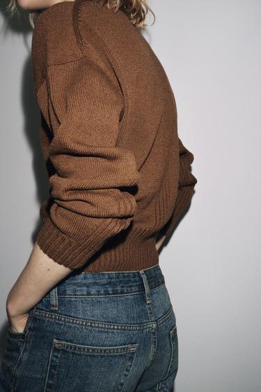 PULL EN MAILLE COL EN V - Marron de Zara - Image 2