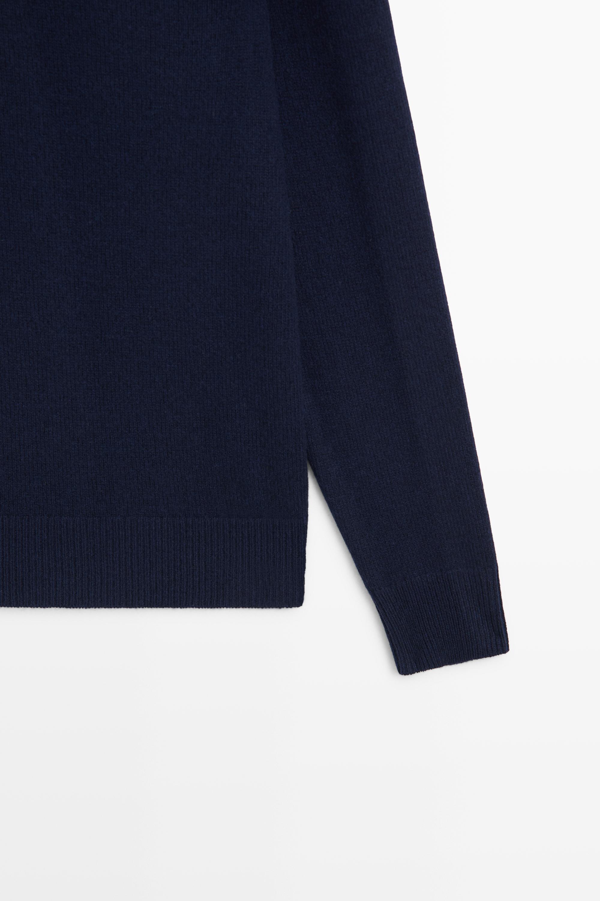 100% wool knit sweater with round neck