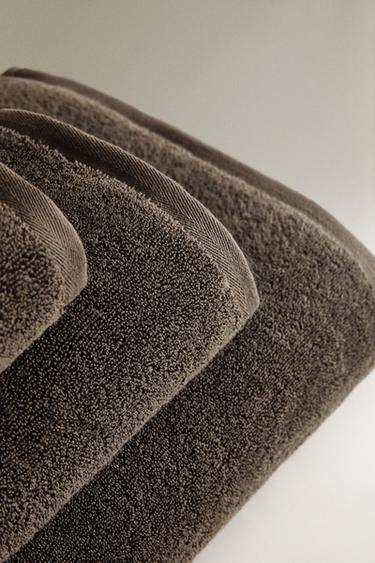 EXTRA SOFT COTTON BATH TOWEL (700 GXM²) - Dark mink by Zara - Image 1