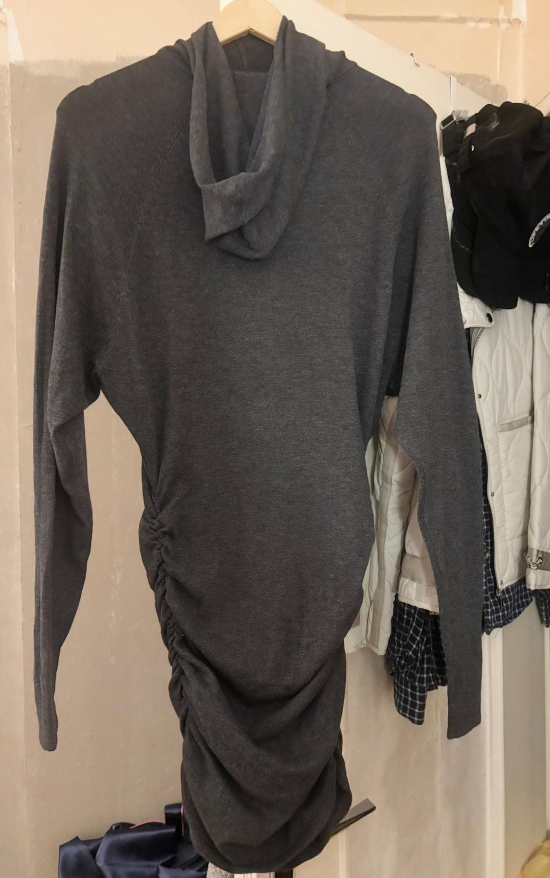 ROBE GRISE COURTE AVEC CAPUCHE - Image 4
