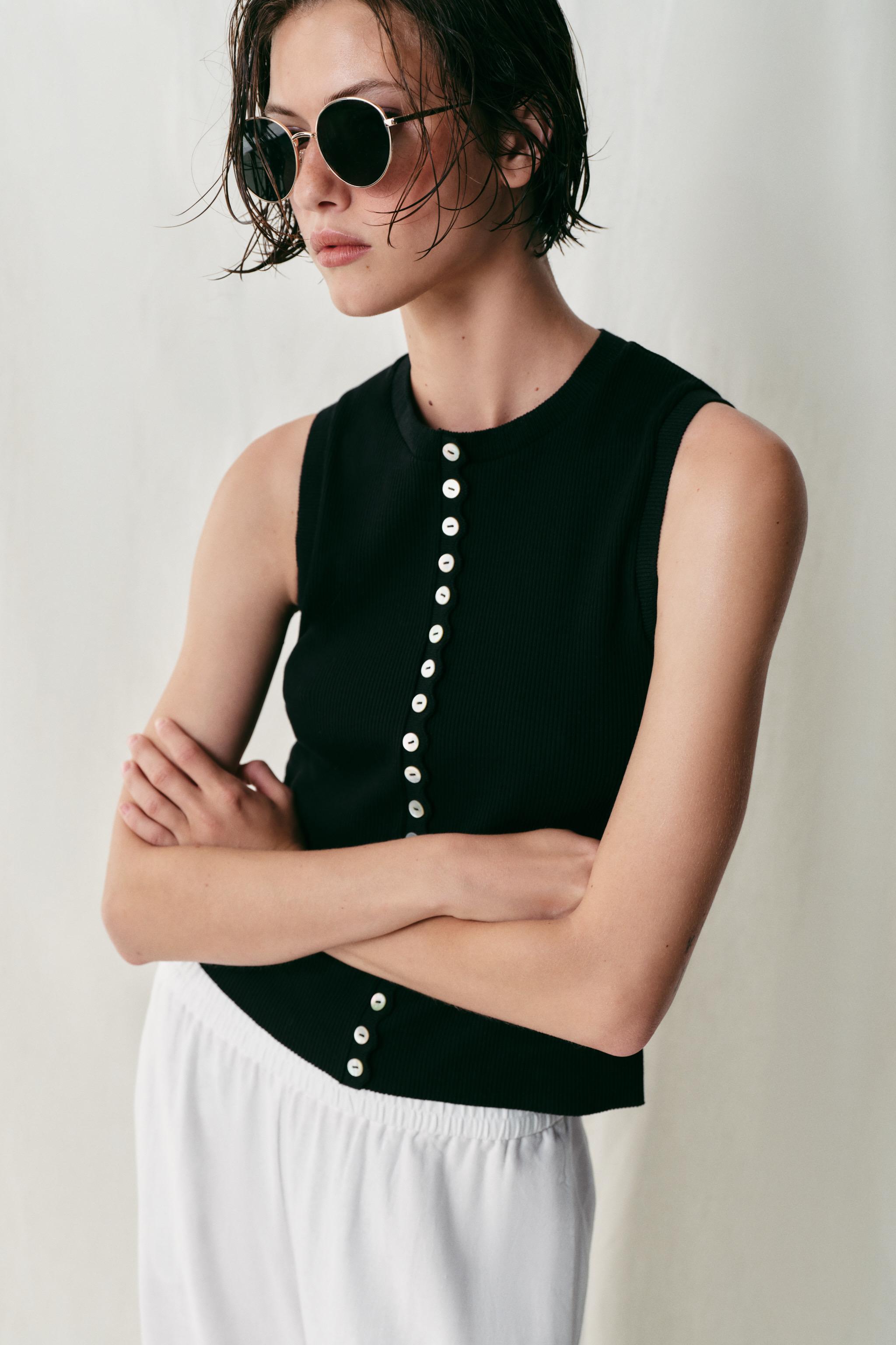 BUTTONED TOP — Black