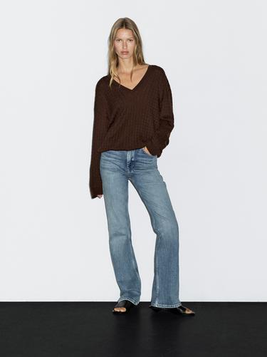 Jersey punto trenzado cuello pico - Chocolate de Zara