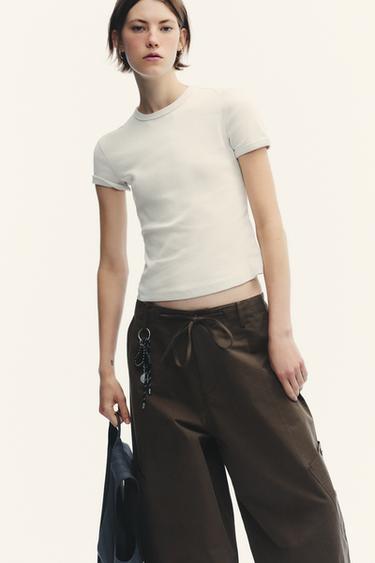 T-SHIRT MIT ZIERNAHT AM RÜCKEN - Steingrau von Zara