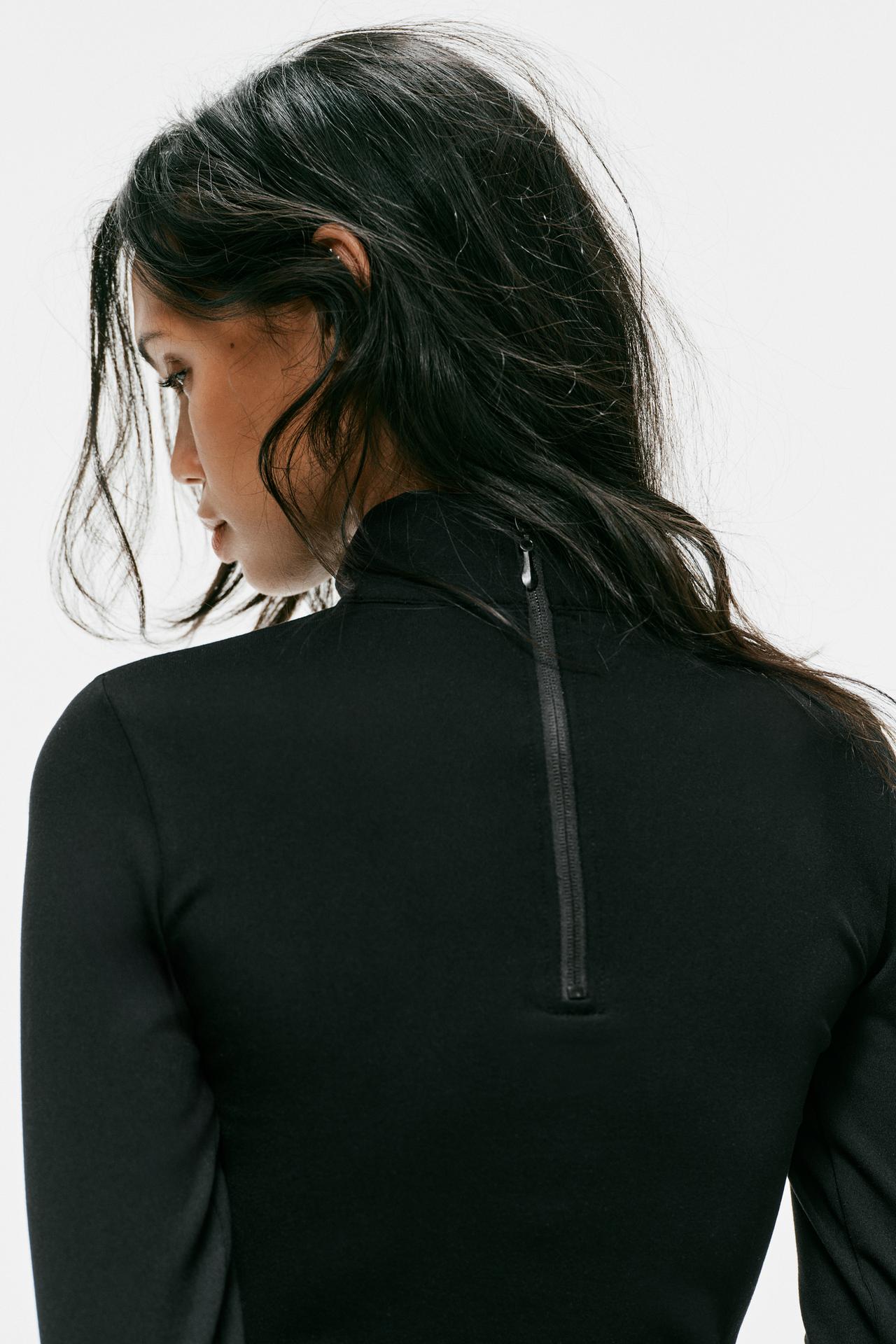 STRETCH ZIPPER TOP — Black