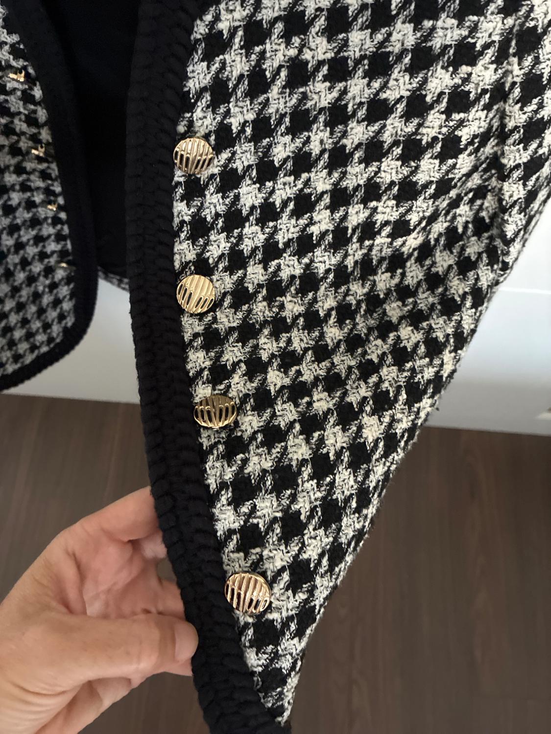 BLAZER CORTITA EN BLANCO Y NEGRO DE PATA DE GALLO CON BOTONES DORADOS - Image 4