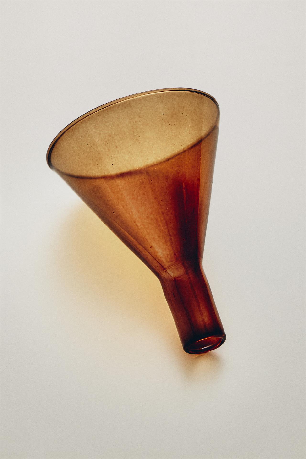 BOROSILICATE GLASS FUNNEL — Brown