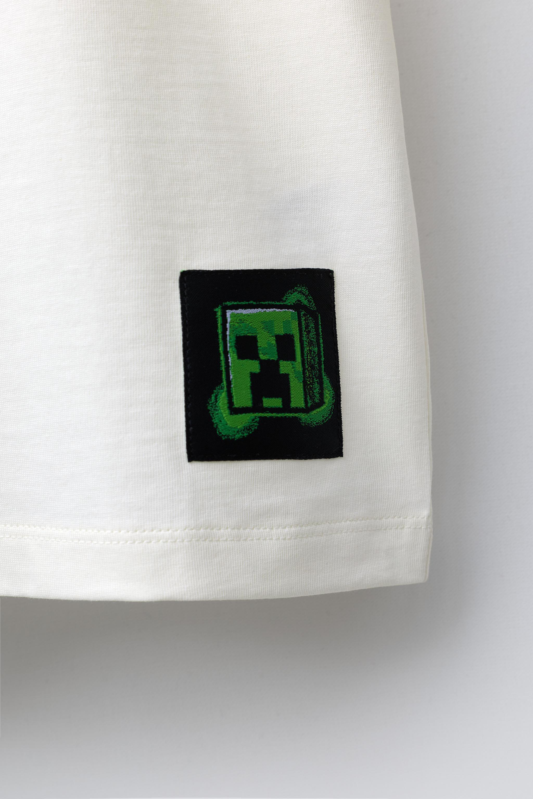 CAMISETA ESTAMPADA GRAFITE MINECRAFT © MOJANG AB. ™ - Cru | ZARA