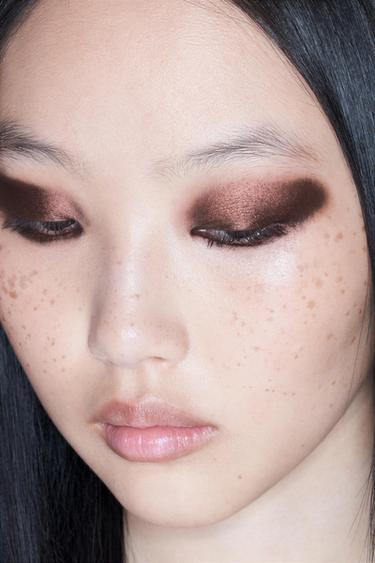 CREAM EYESHADOW - DARK PLUM SHIMMER by Zara - Image 2