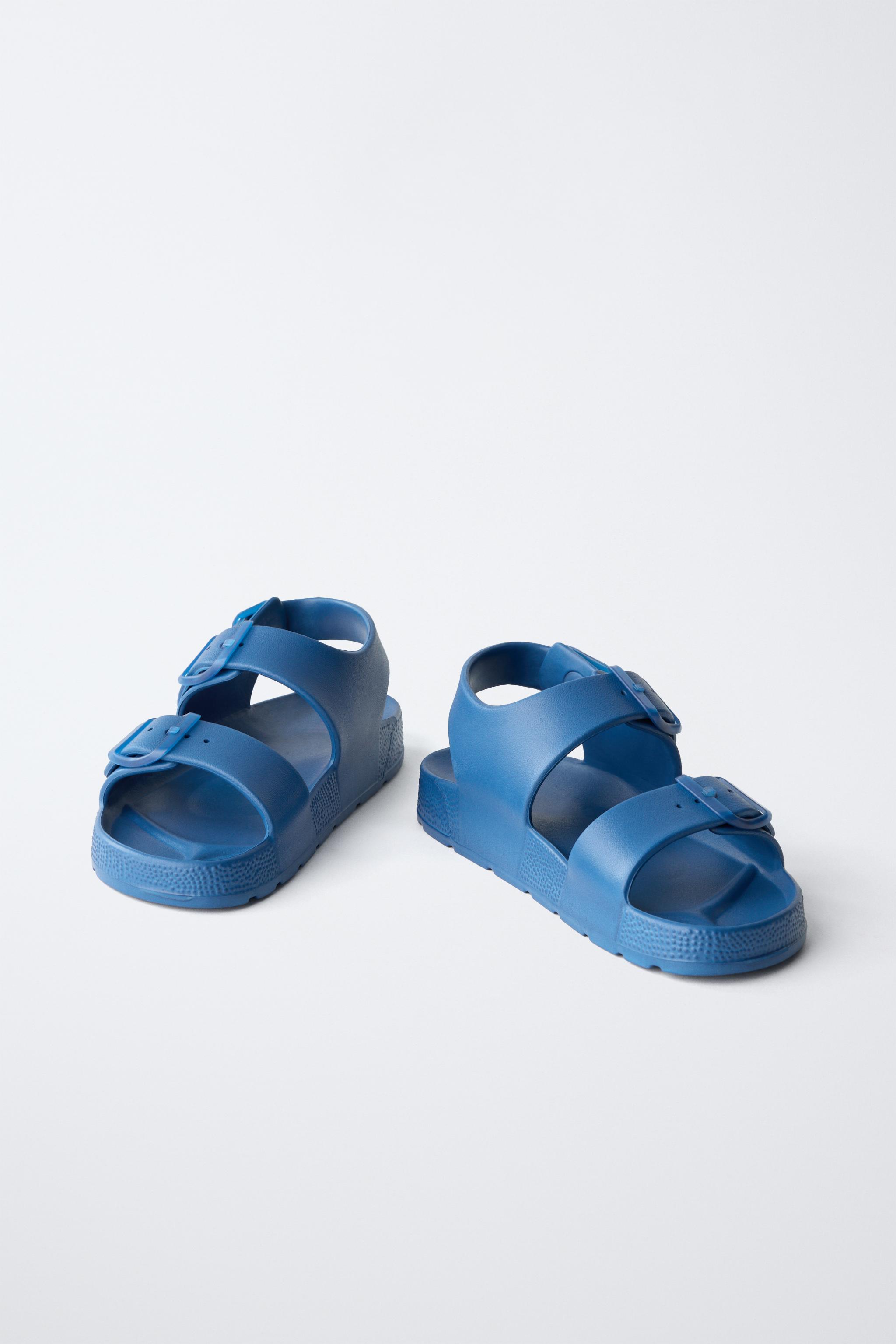 RUBBERIZED BUCKLED SANDALS