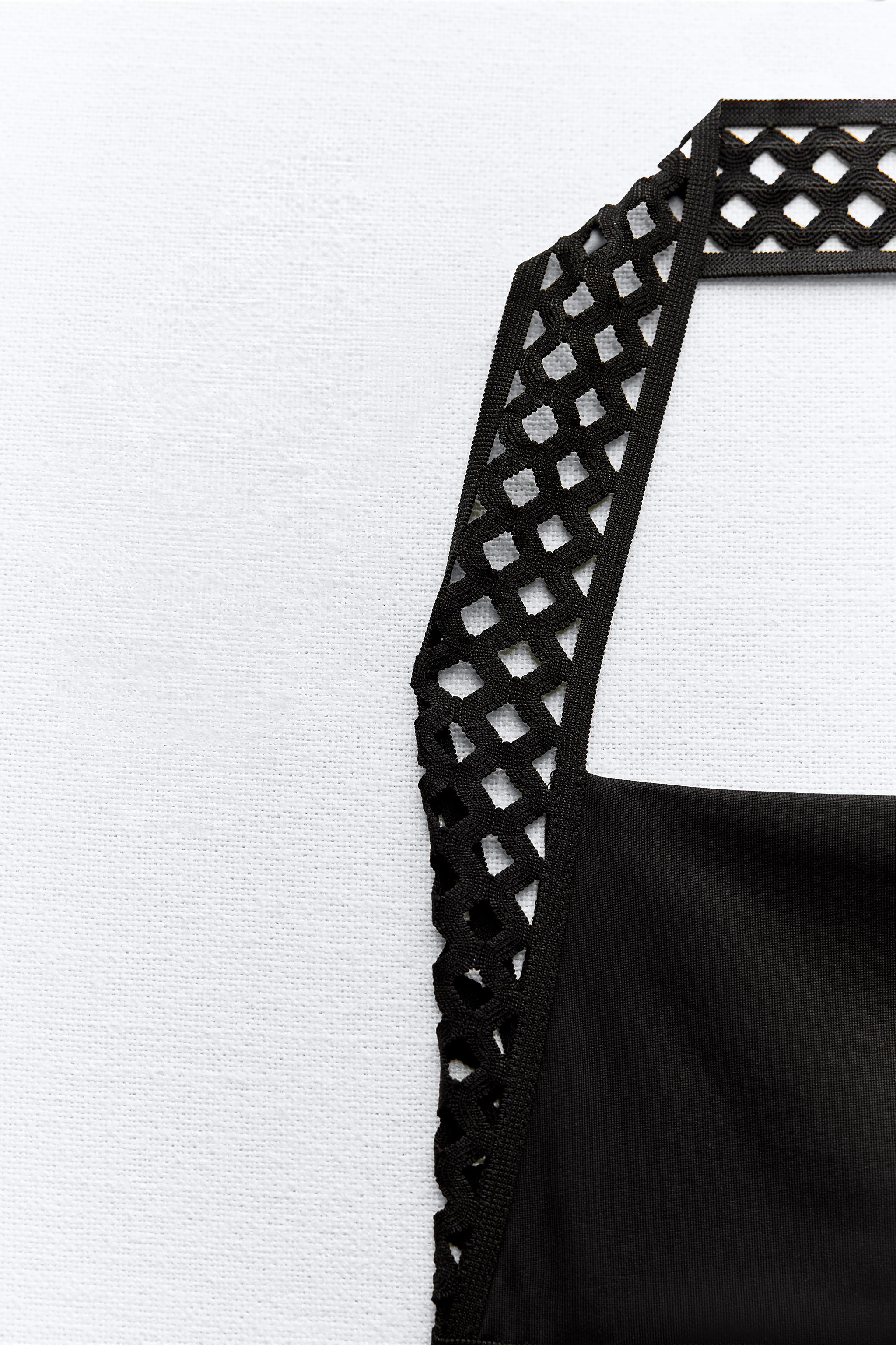 Qora ayol topni yalaydi