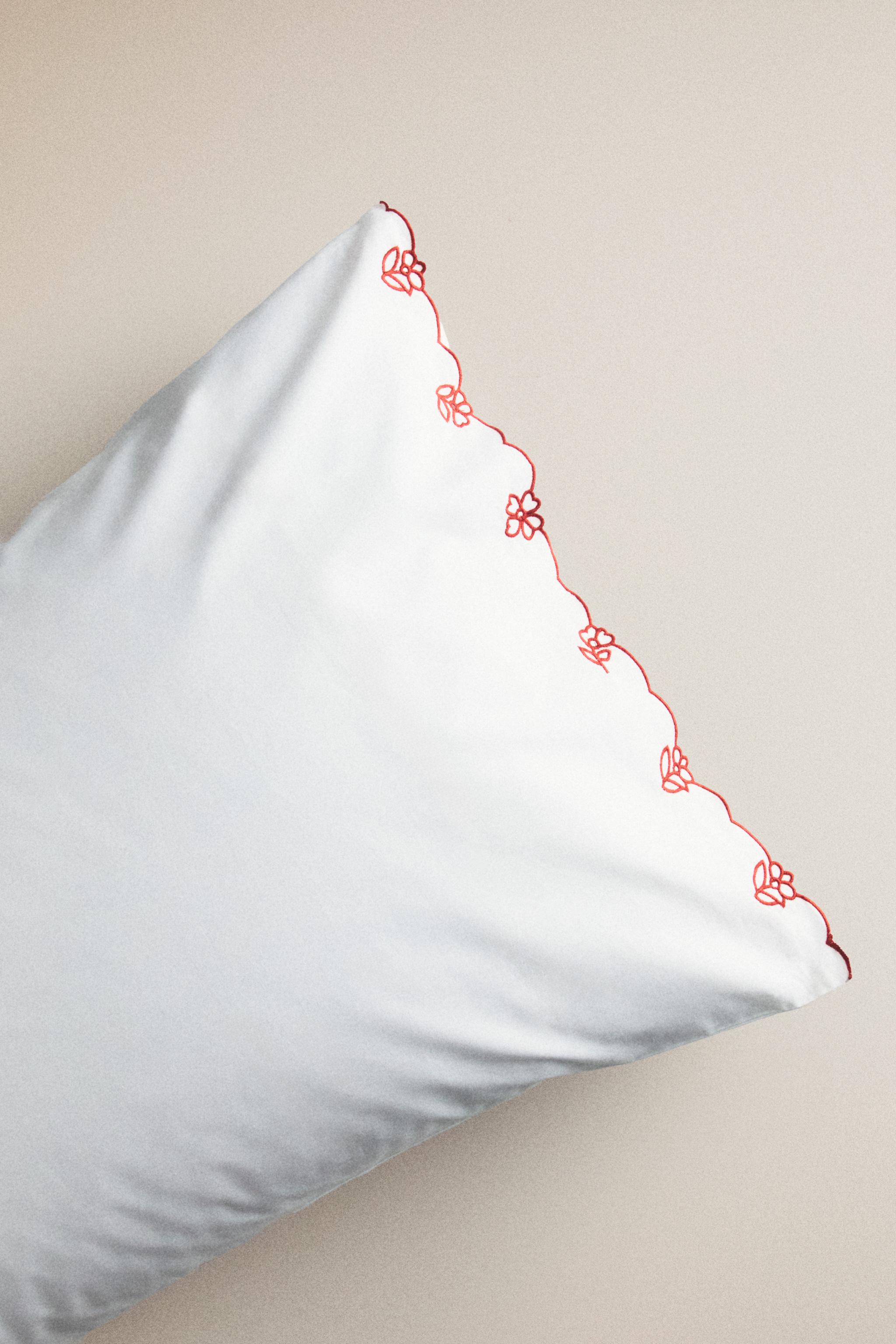 KIDS' EMBROIDERED FLORAL PILLOWCASE — Reddish