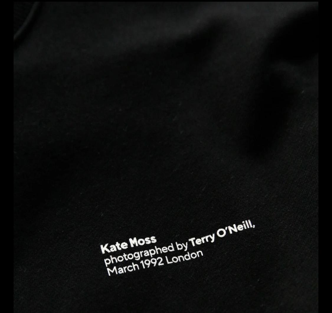KATE MOSS © ICONIC IMAGES / TERRY O’NEILL 2024 SWEATSHIRT - Image 6