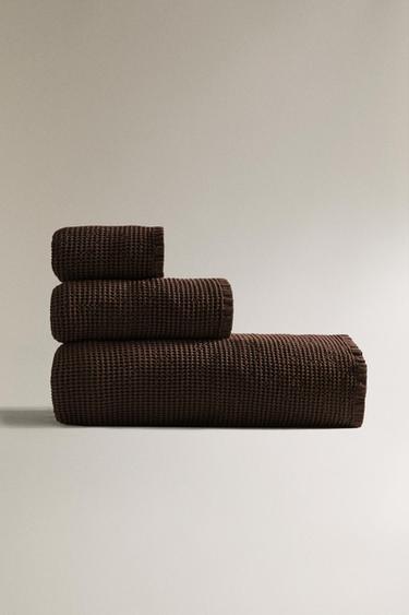 MINI WAFFLE-TEXTURE BATH TOWEL - Dark brown by Zara