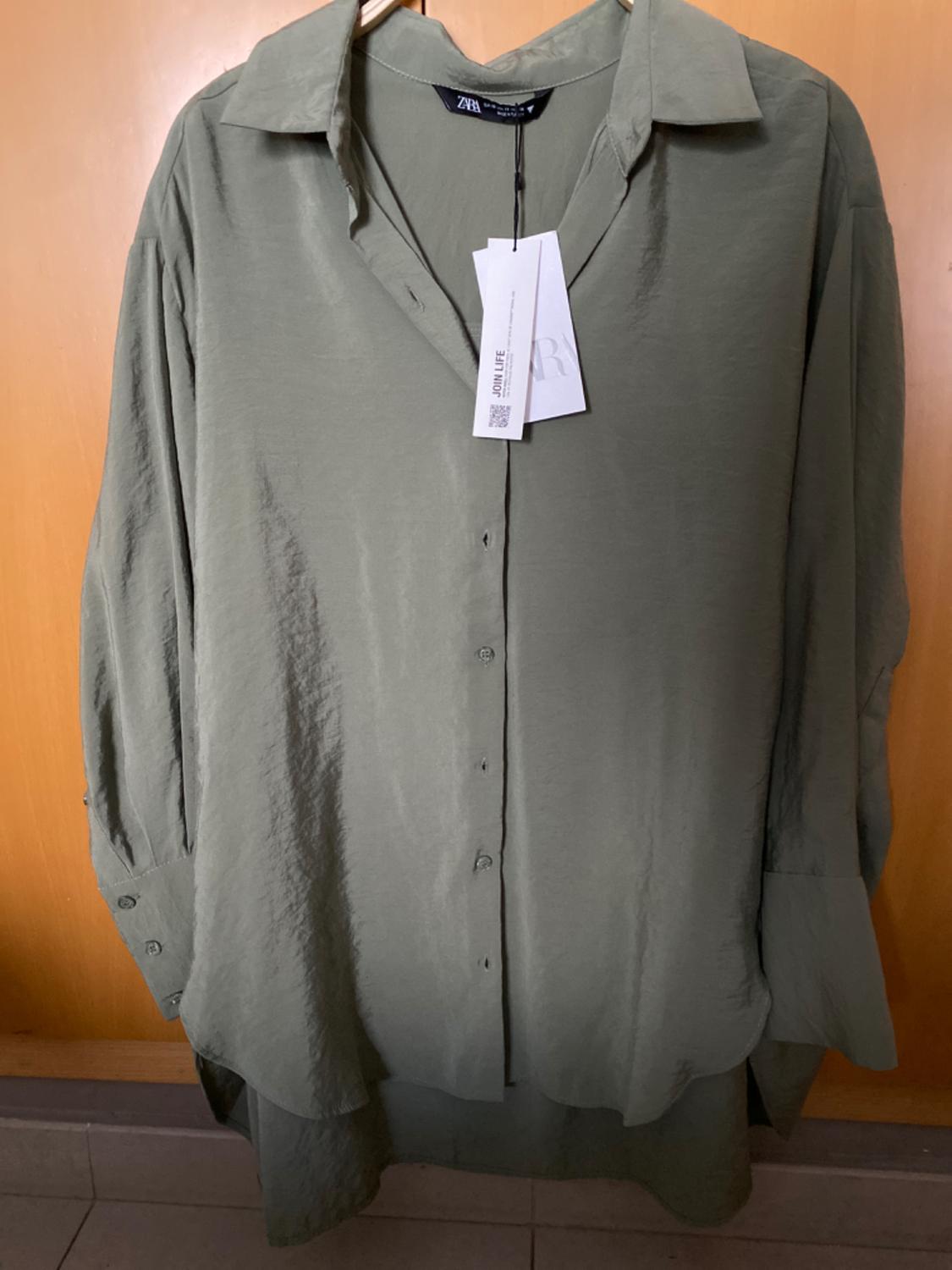LOOSE-FITTING OVERSIZED SHIRT