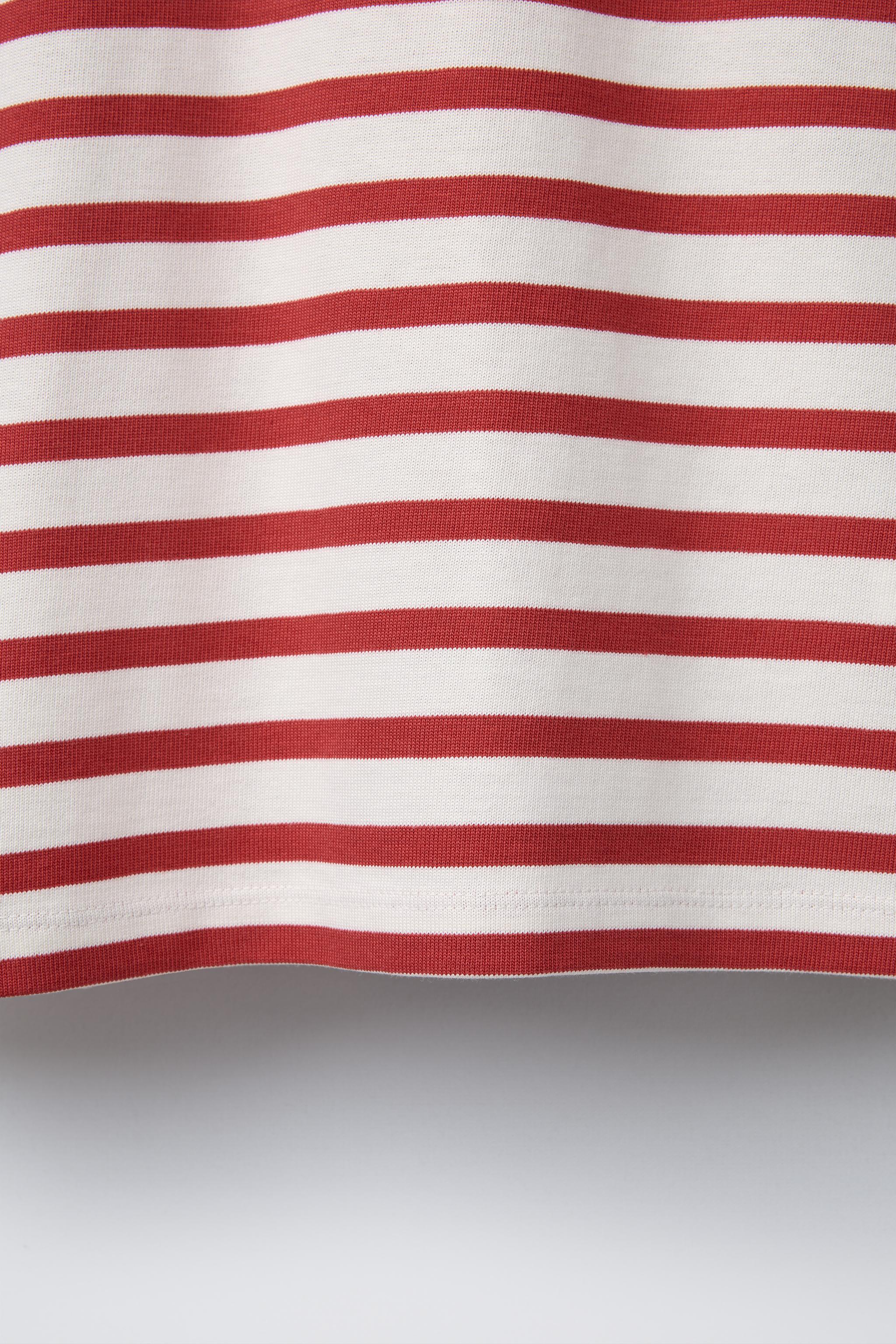 T-SHIRT À RAYURES AVEC PIÈCE