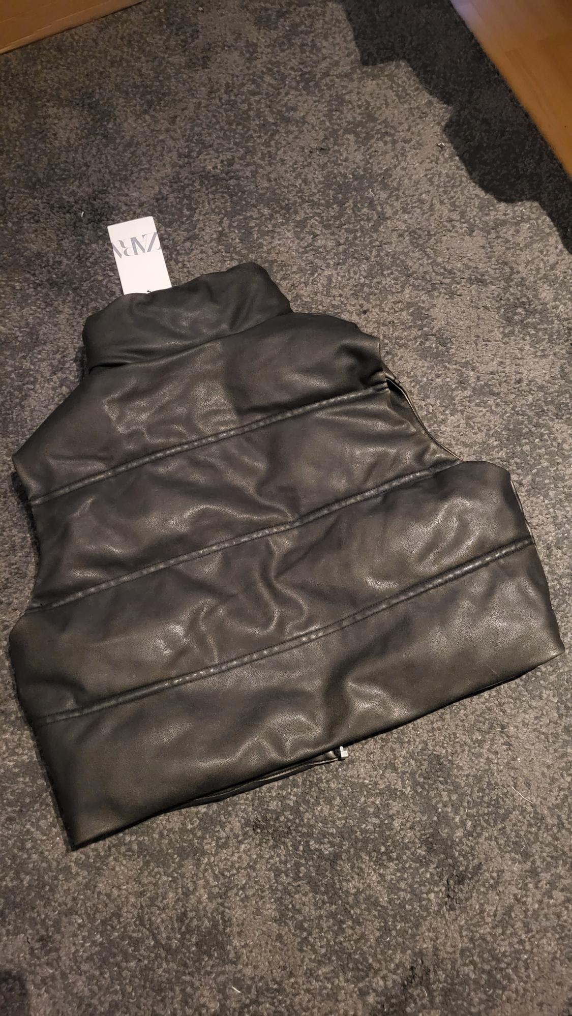 LEATHER EFFECT SHORT PUFFER GILET - Image 2