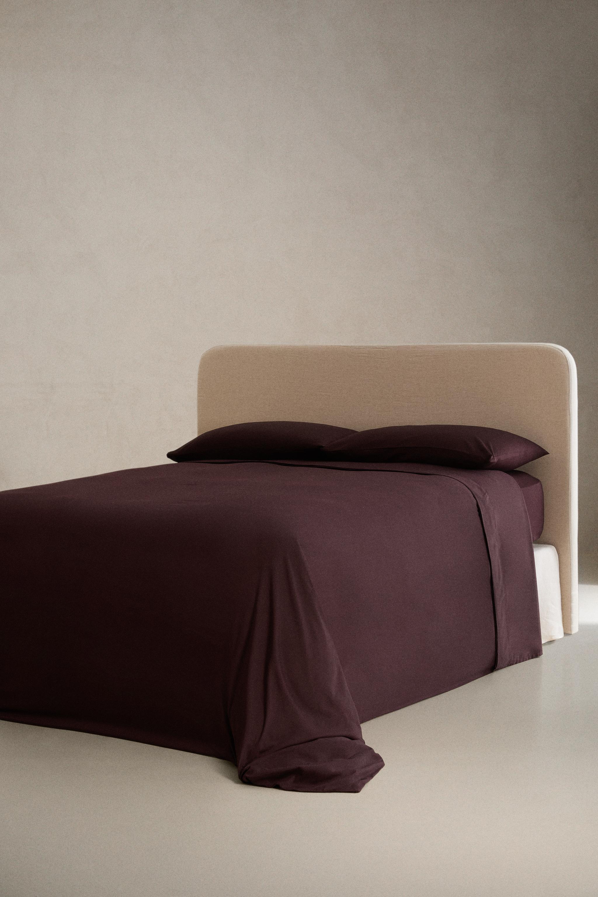 FADED-EFFECT SATEEN FLAT SHEET (300 THREAD COUNT) — Burgundy