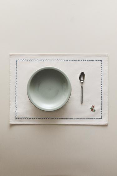 BESTICKTES TISCHSET MIT HASE - Blau von Zara