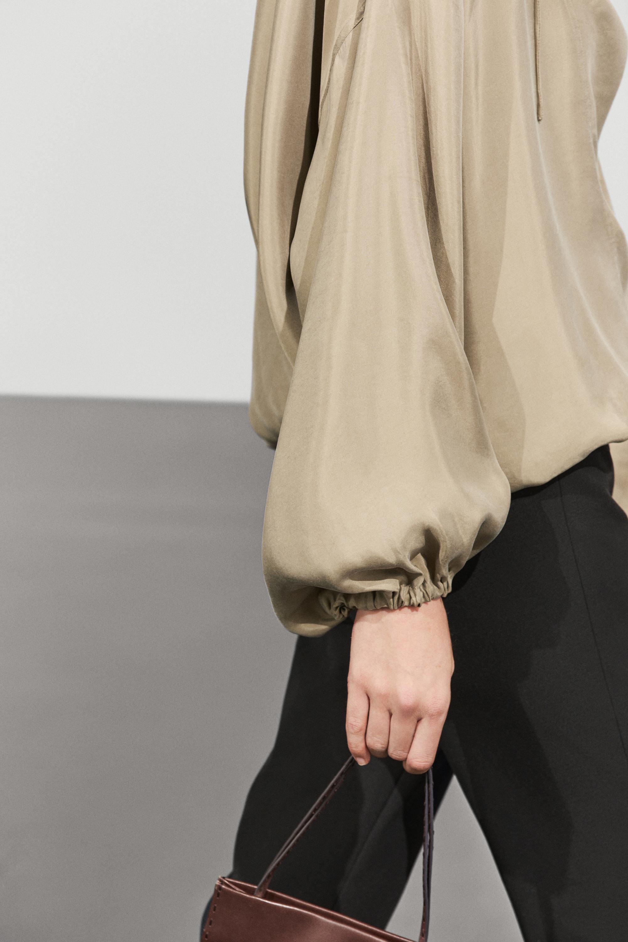 Blouse fluide à cordon au col