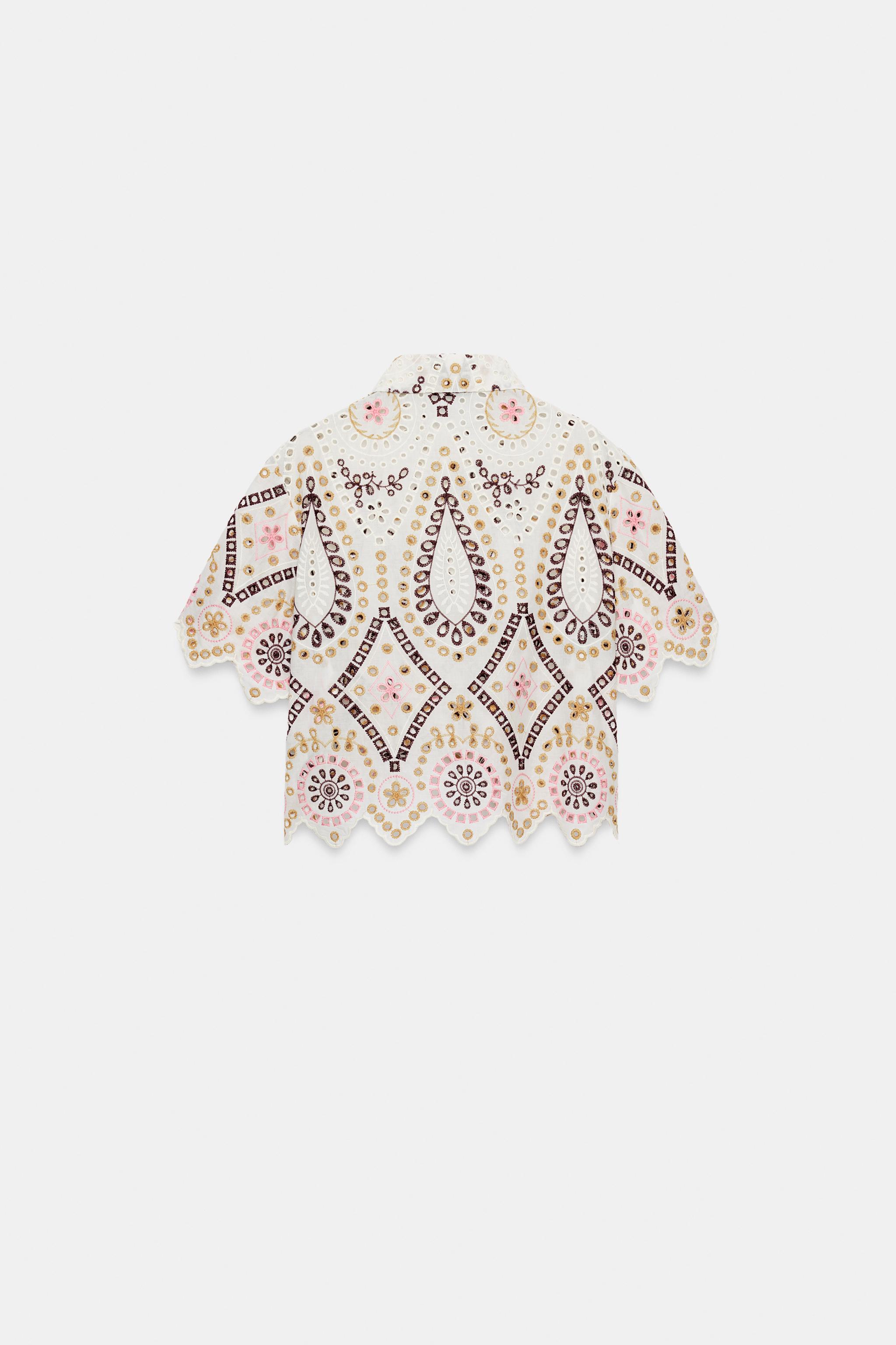 CHEMISE COURTE À MANCHES COURTES ET BRODERIES PERFORÉES