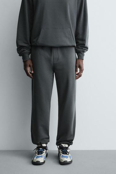 بنطلون JOGGER بقصة REGULAR FIT أساسي - أنثراسيت داكن الخاص بـ Zara
