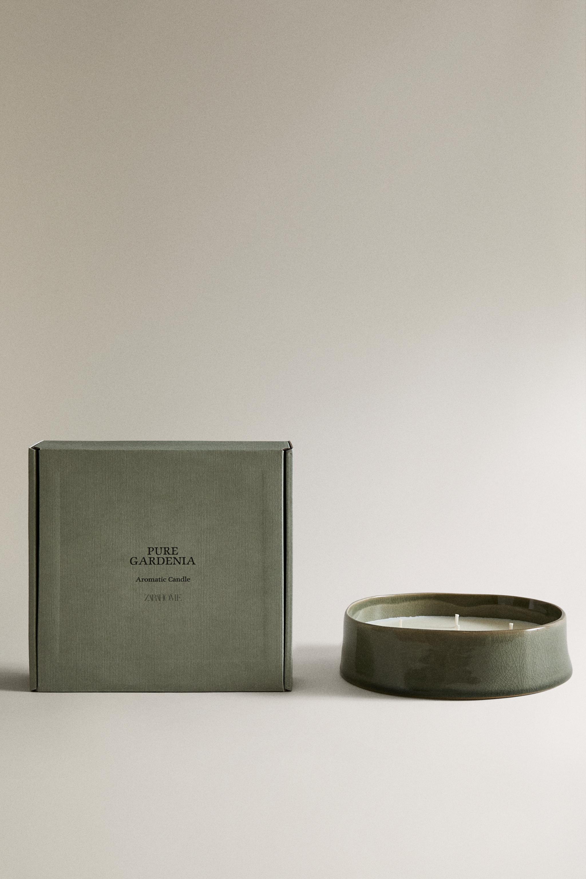 (590 G) PURE GARDENIA SCENTED CANDLE — white