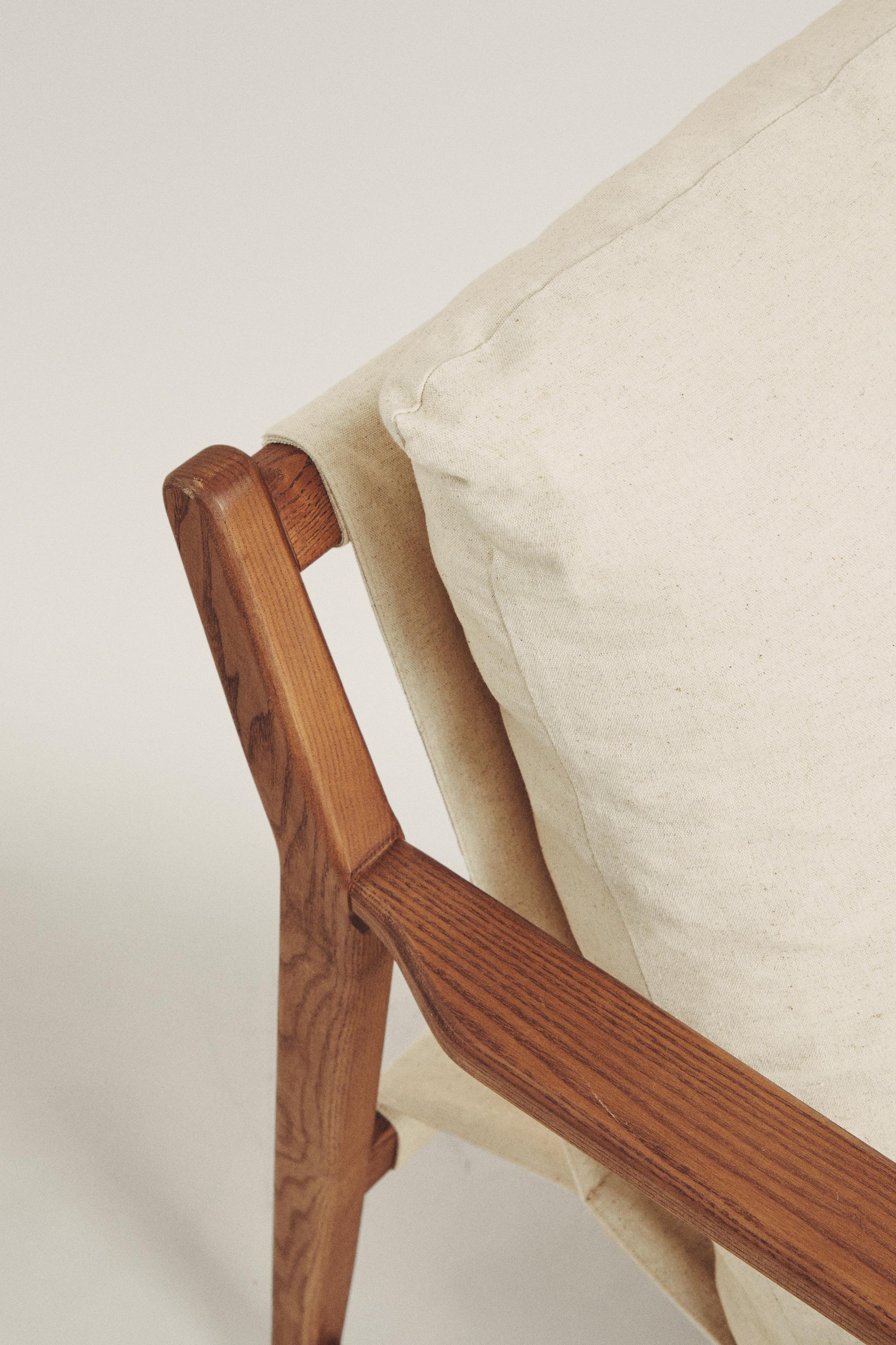 WOODEN ACCENT CHAIR WITH REMOVABLE CUSHION