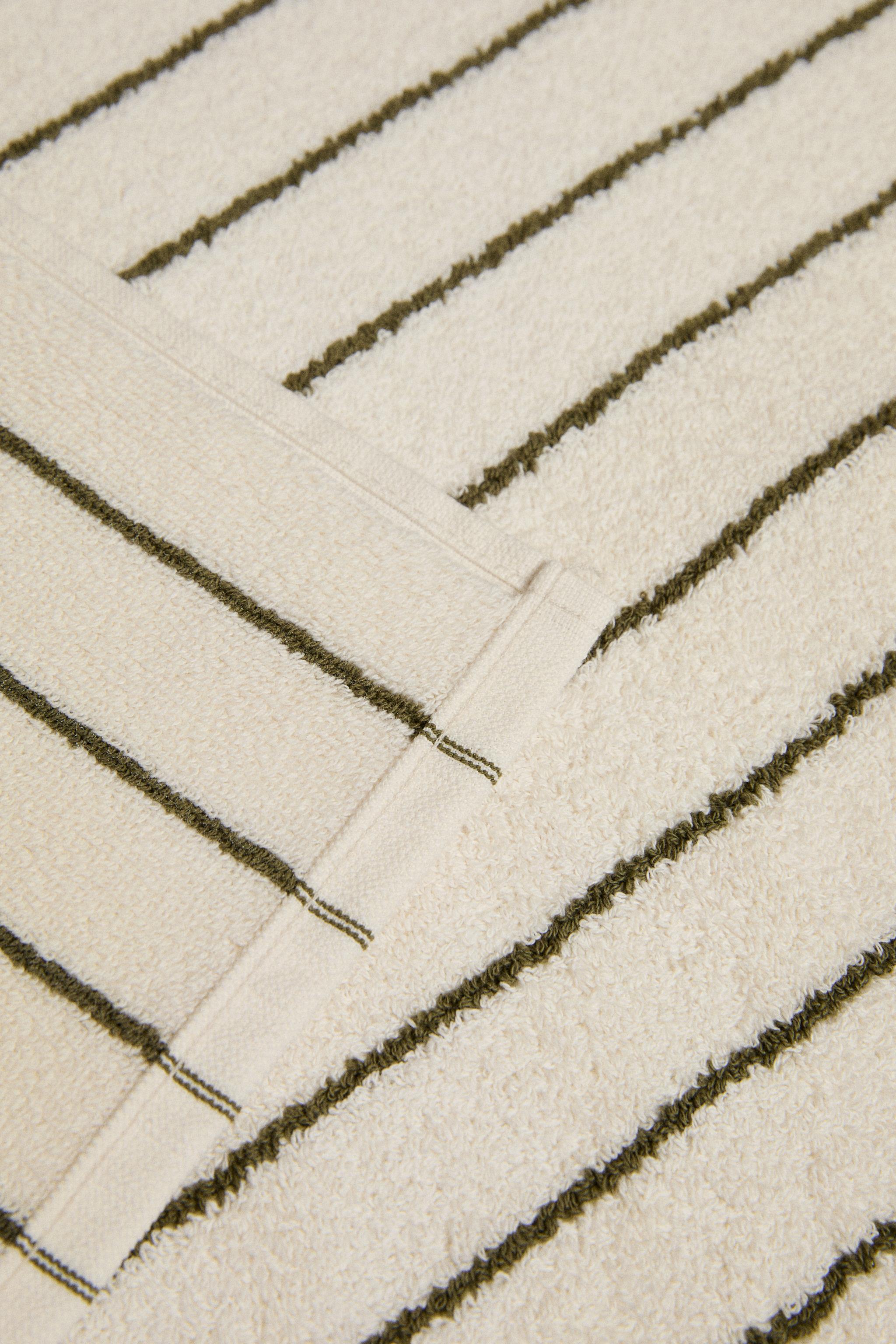 CONTRAST STRIPED BATH MAT
