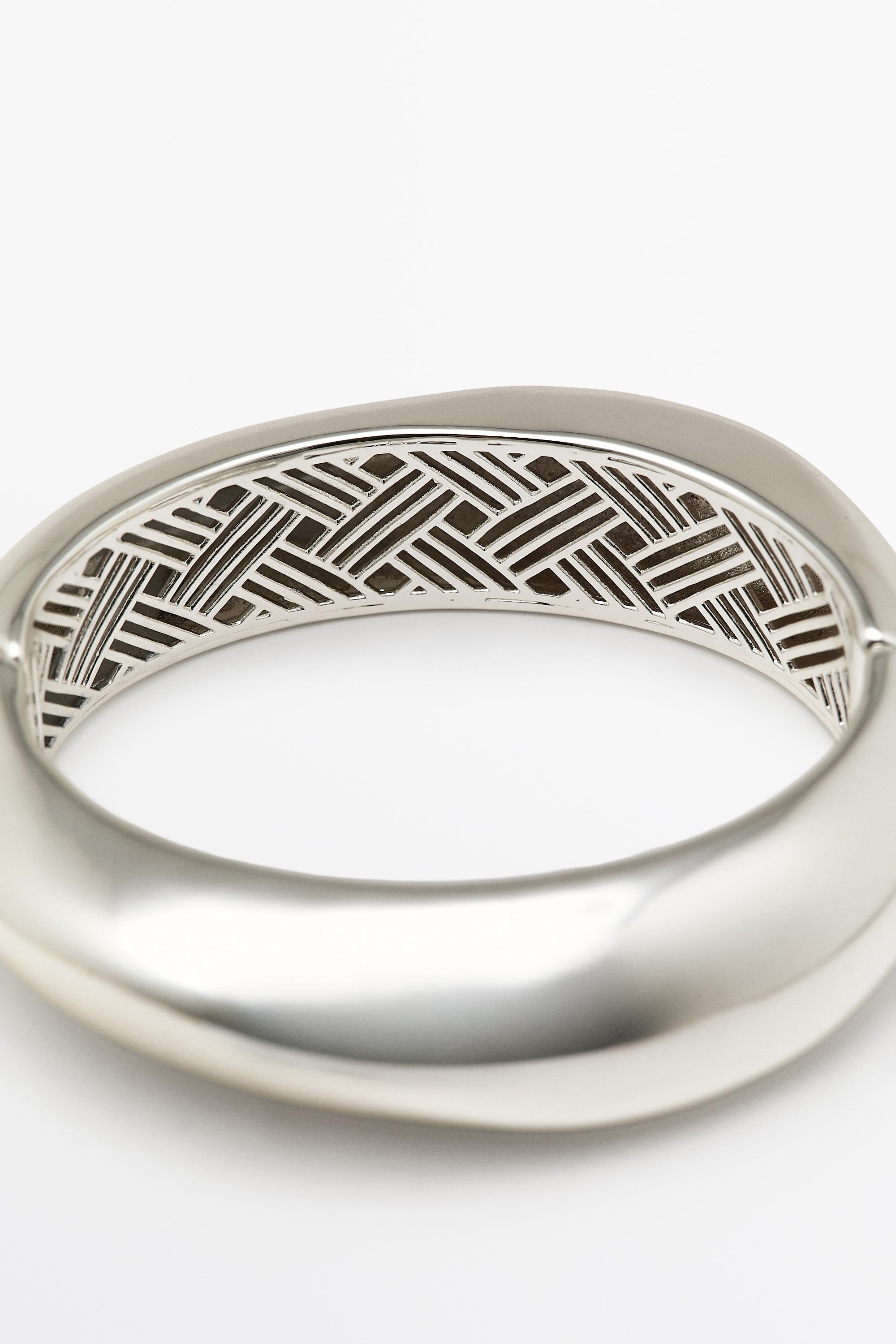 Smooth hinged bracelet