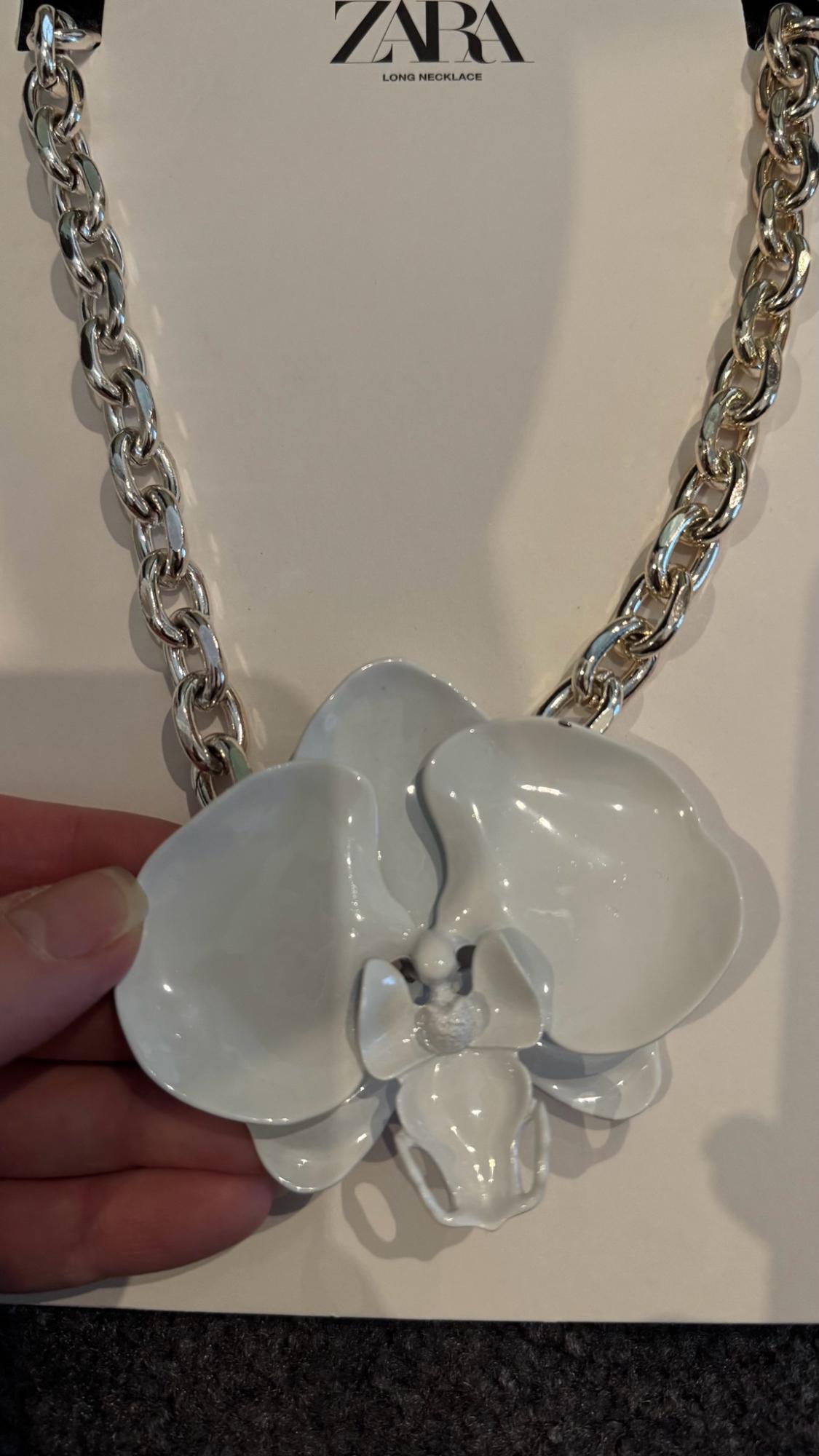 CHAIN LINK NECKLACE WITH FLOWER - Image 3