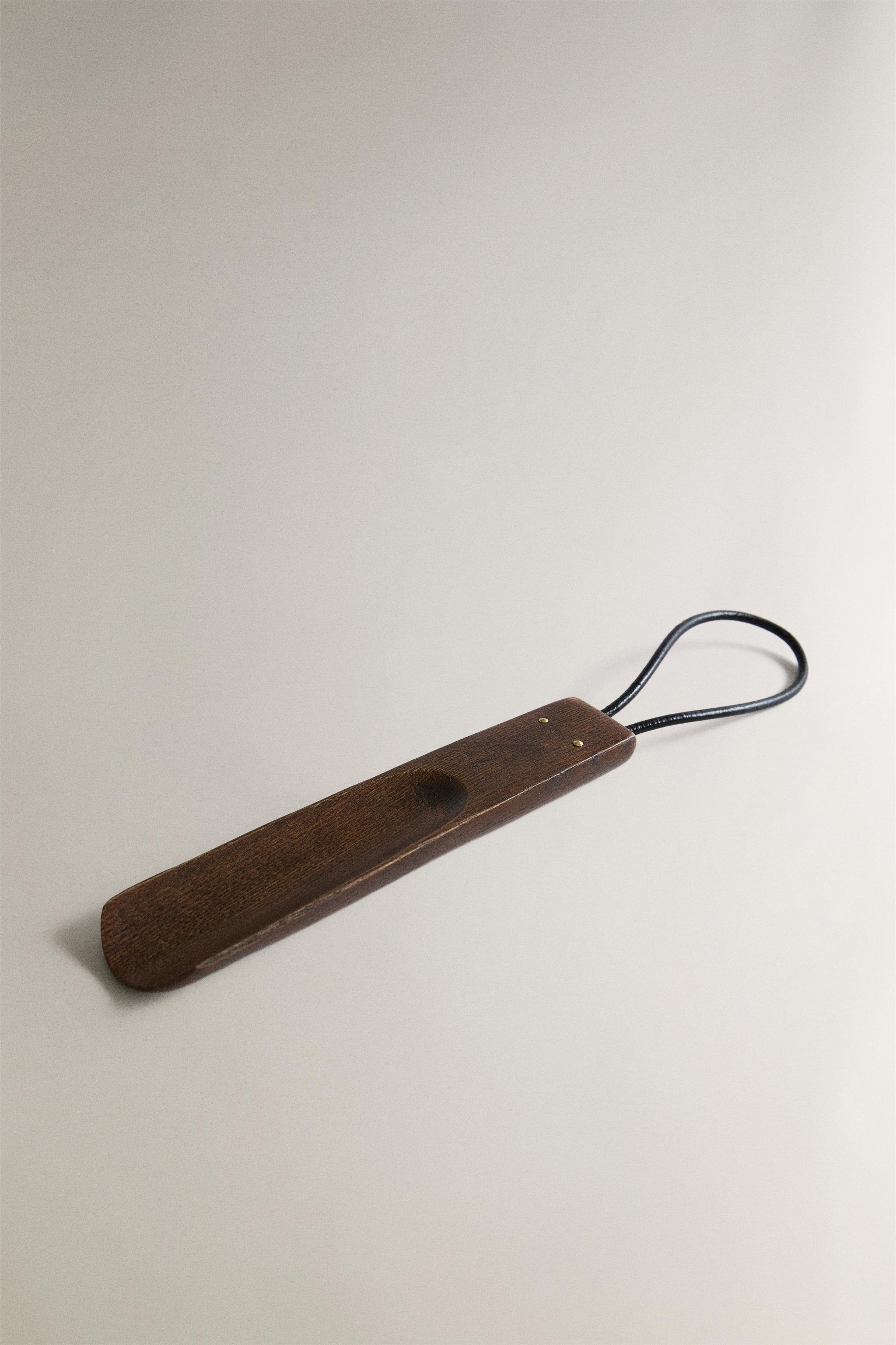 WOODEN SHOEHORN WITH CORD — Brown