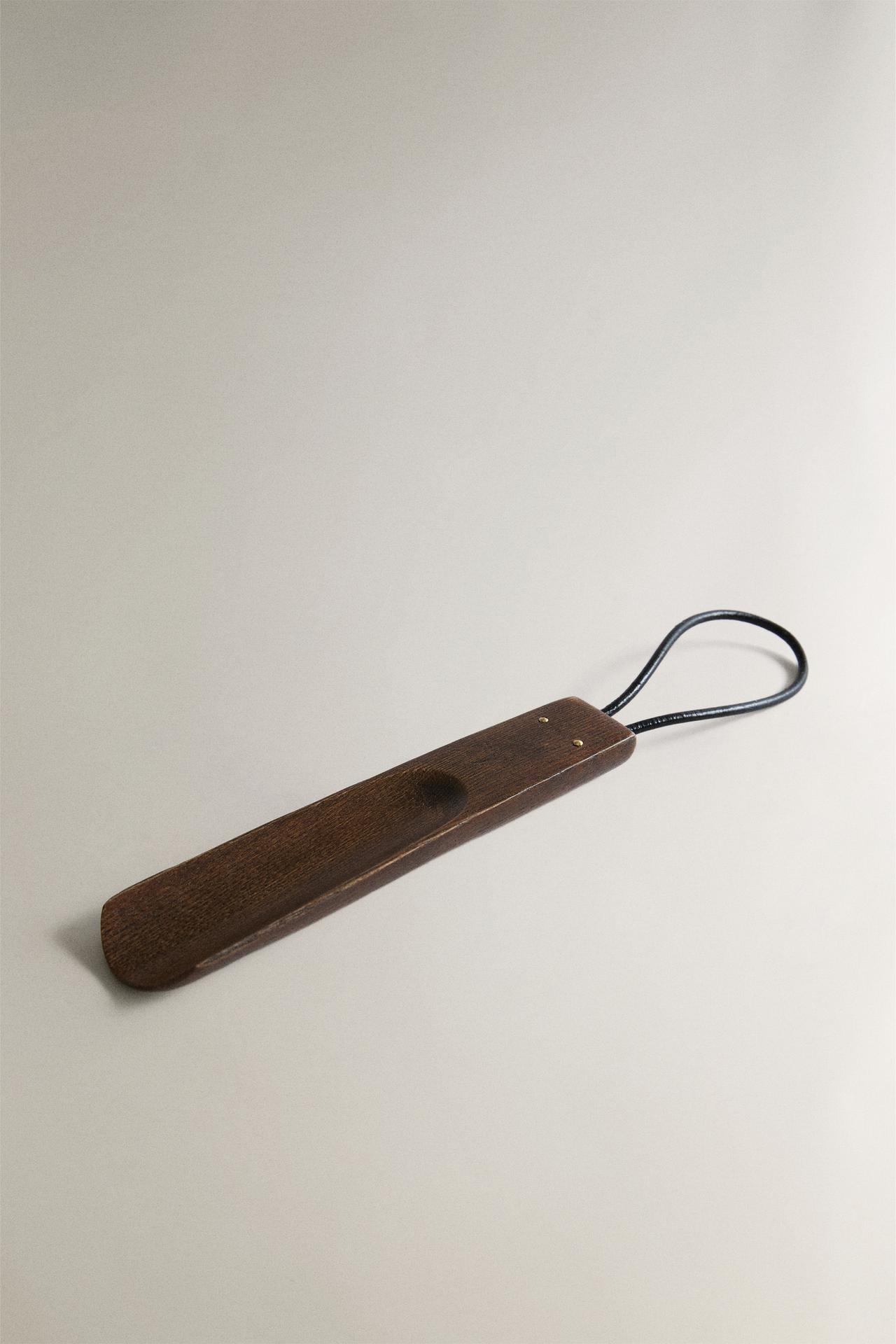 WOODEN SHOEHORN WITH CORD — Brown