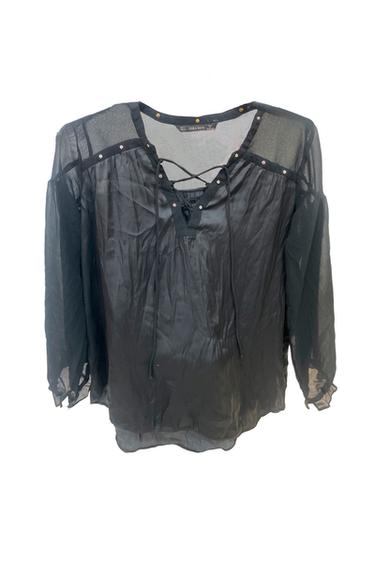 CAMISA NEGRA CON TACHUELAS