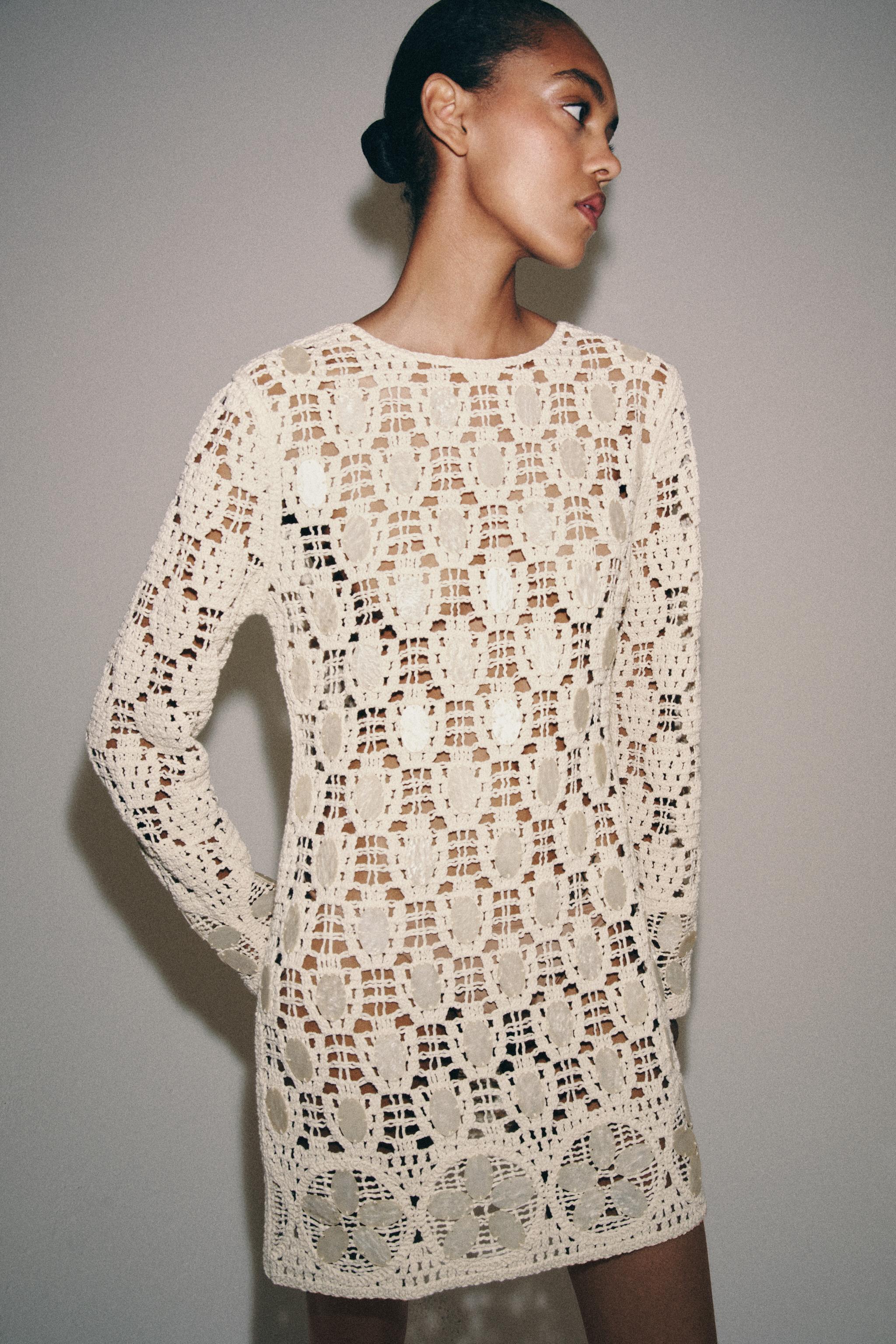 ROBE EN MAILLE AJOURÉE AVEC FANTAISIE