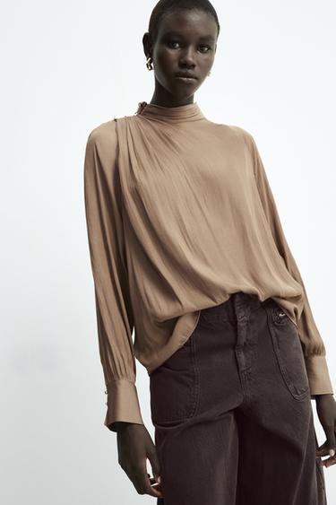 BLUSA SATINADA CUELLO DRAPEADO -  de Zara
