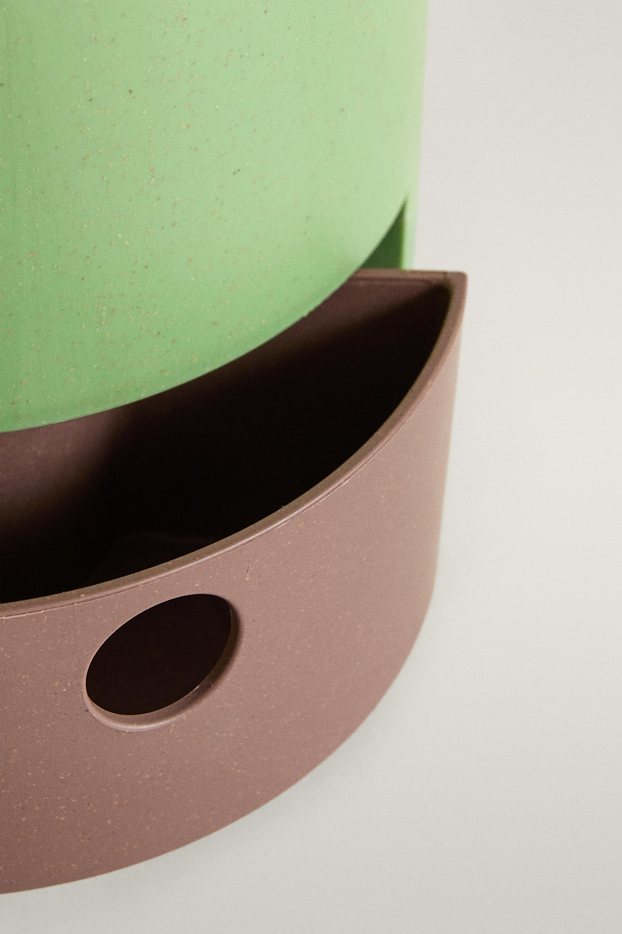 KIDS' ROTATING PENCIL HOLDER