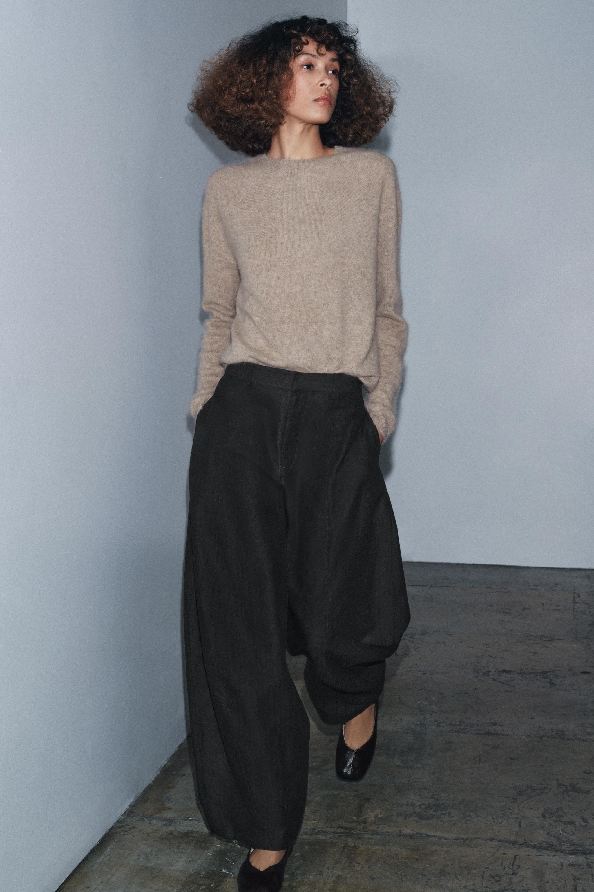 Юбка астындағы письки, төменнен қарау Бодибилдер әйелмен онлайн секс