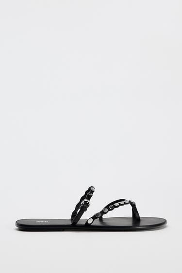 SANDALIA PLANA APLIQUES METÁLICOS - Negro de Zara