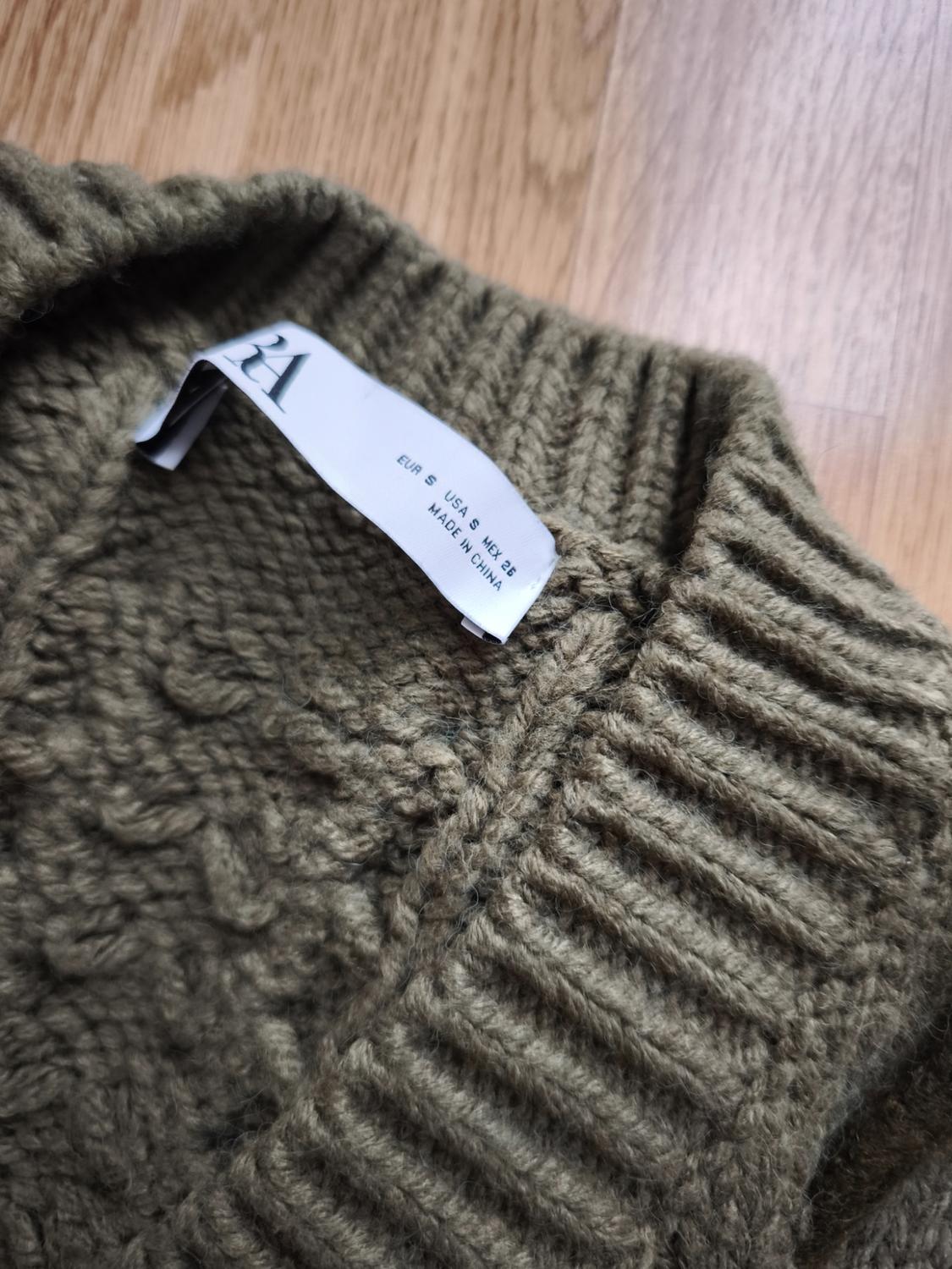 CABLE-KNIT VEST WITH PLAITED DETAIL - Image 2