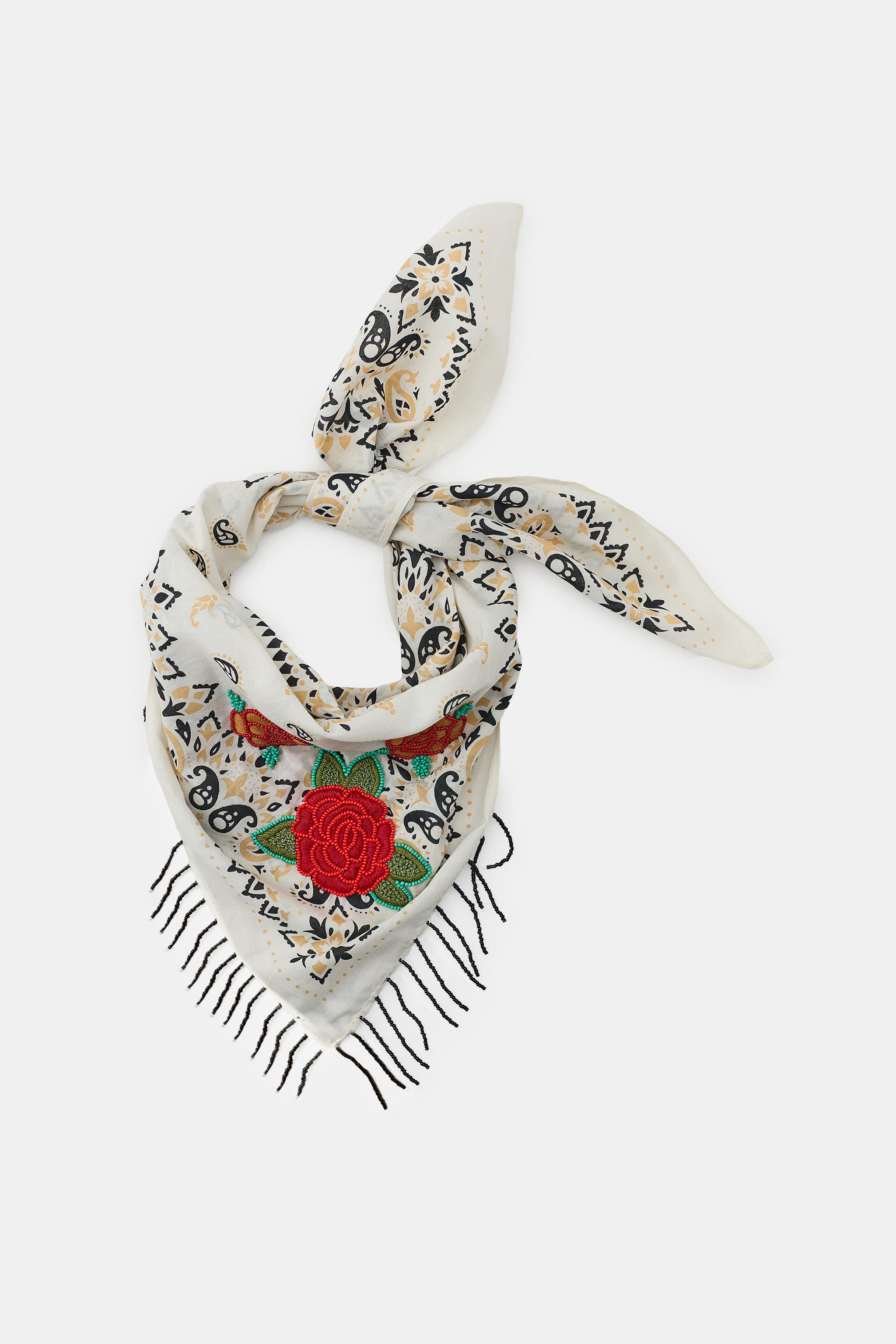 FOULARD IMPRIMÉ BRODERIES ROSES FRANGES
