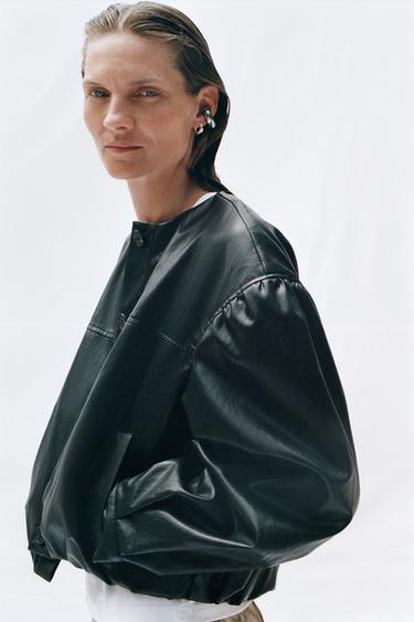 CAZADORA GLOBO EFECTO PIEL - Negro de Zara
