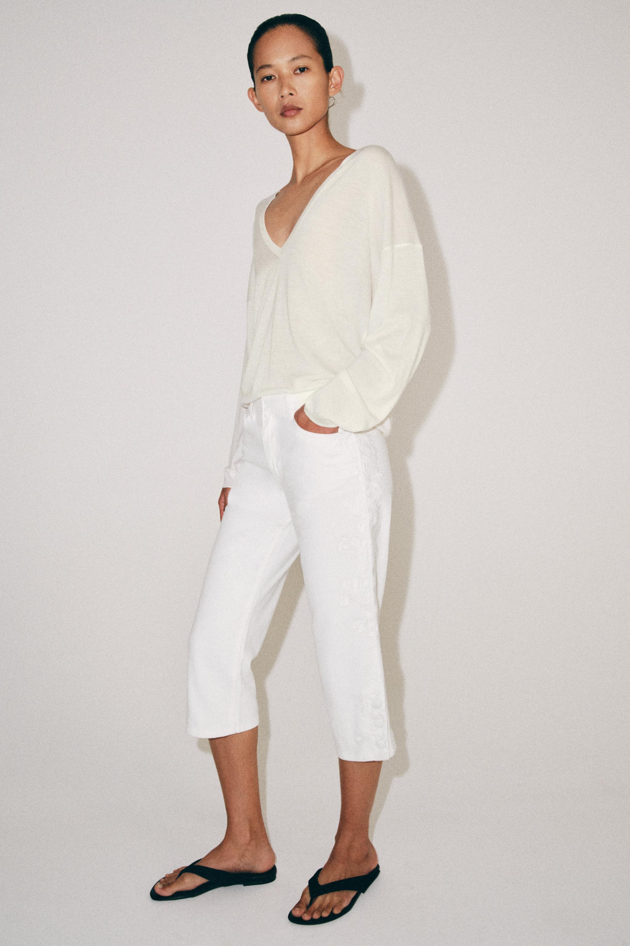 ZW COLLECTION EMBROIDERED MID-RISE CAPRI JEANS